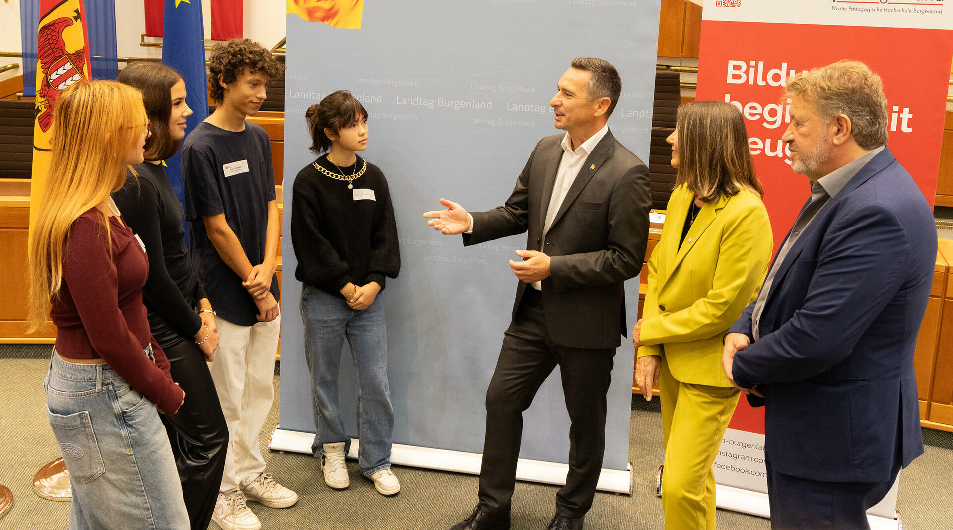 LT-Präsident Hergovich im Gespräch mit den Jugendlichen